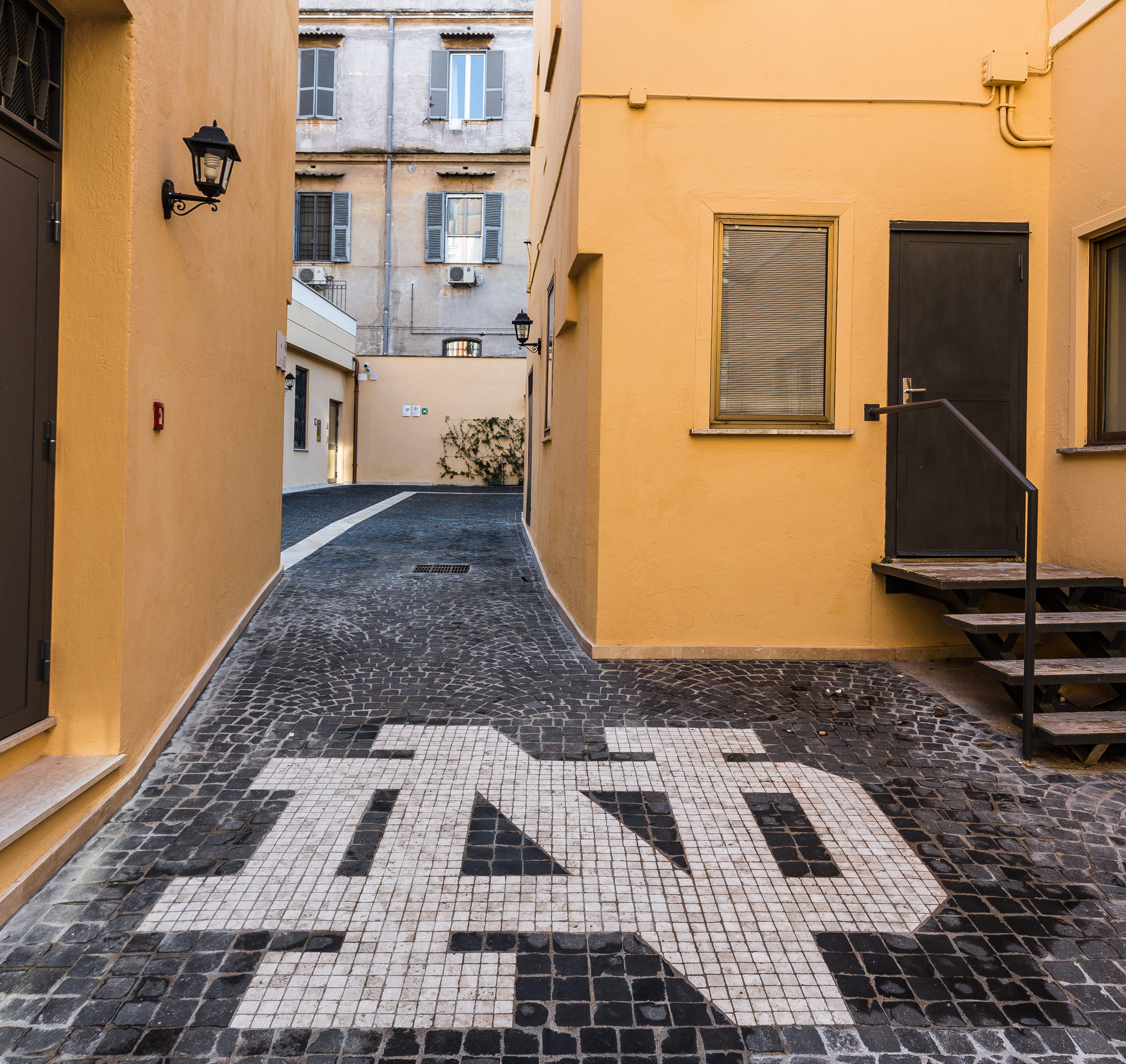 1.26.14 Rome Centre Courtyard.JPG